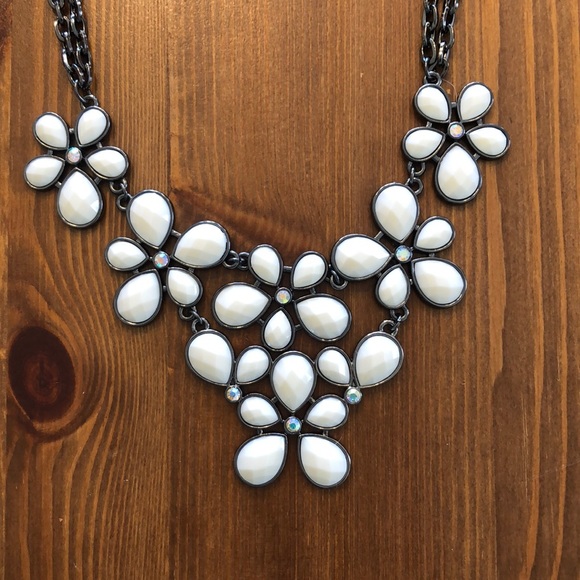 Jewelry - Necklace with beautiful flowers ❤